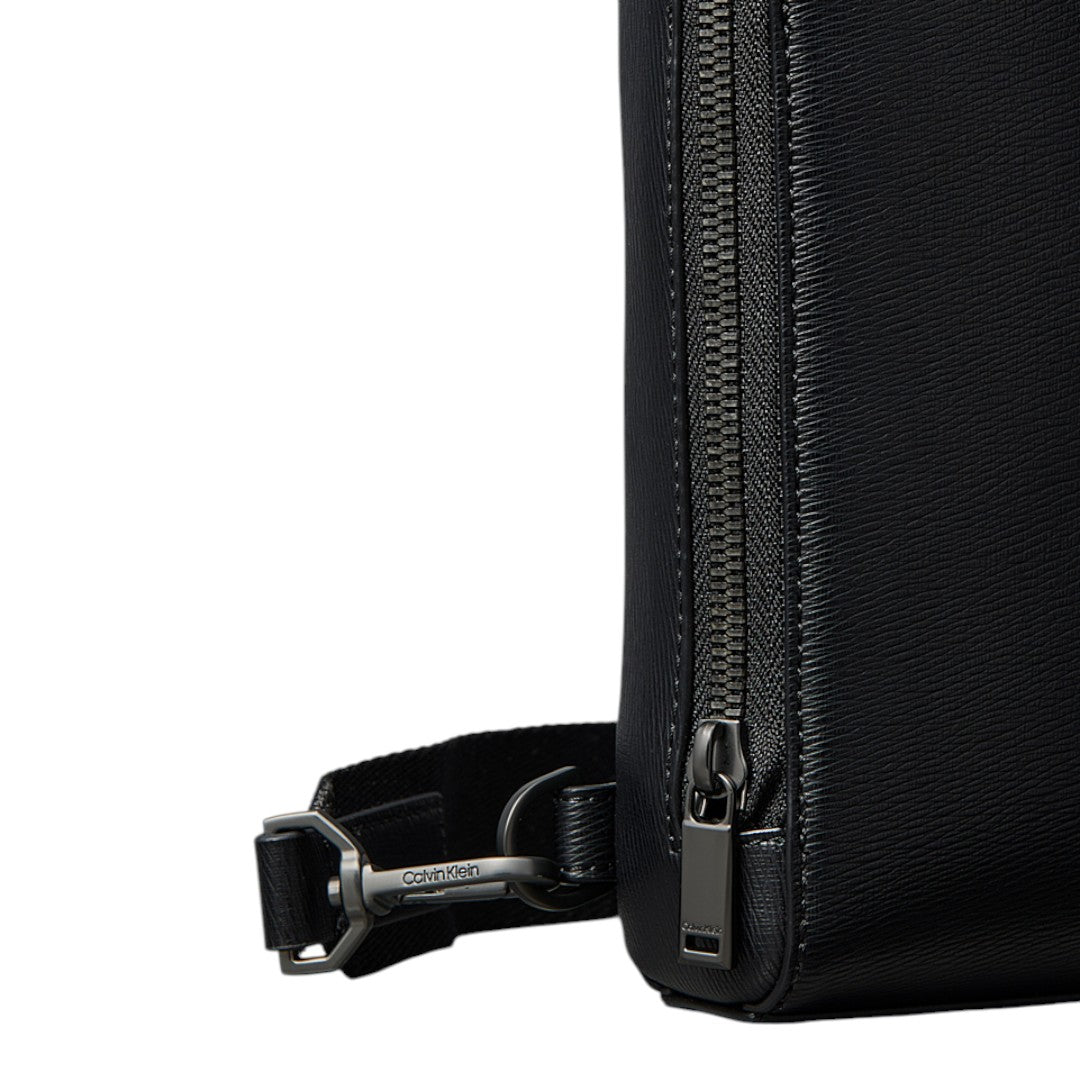 Tracolla Calvin Klein con emblem logo Saffiano